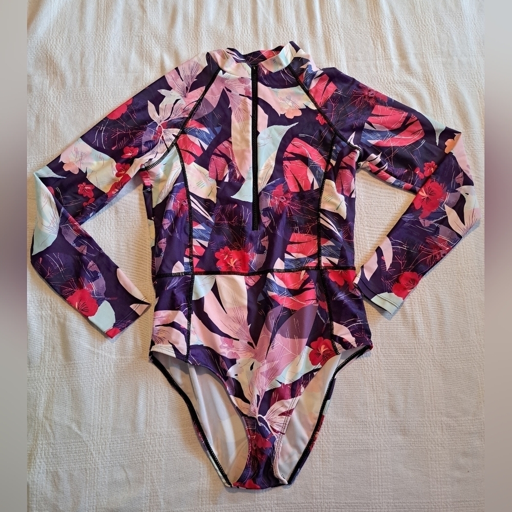 Shein women's size M rashguard swim suit, front is lined, 1/2 zipper EUC